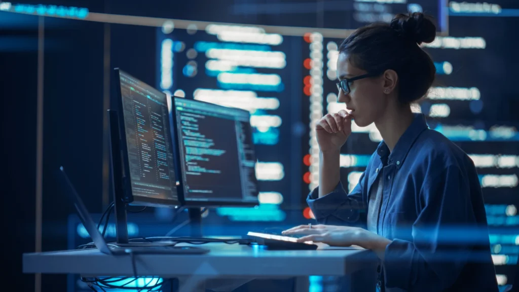Eine Frau arbeitet an einem Computer und schaut auf den Bildschirm